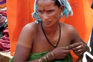 Primo piano di una donna Hindu che ha appena terminato il bagno purificatore nella grande piscina alimentata dal Saundatti Lake: il suo sguardo e la sua espressione testimoniano la concentrazione generata dal rito di purificazione che prevede l'abbandono, la depurazione dalle energie negative accumulate e la rigenerazione. Dintorni del villaggio di Saundatti, Regione del Karnataka, India 2015.