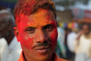 Charanjit, uno dei centinaia di migliaia di pellegrini presenti al Renuka Yallamma Jatra, la grande festa in onore della Dea Yallamma che coincide con l'avvento della prima luna piena dell'anno nuovo: i suoi capelli, i suoi vestiti, il suo corpo è completamente ricoperto della sottile polvere di curcuma e di kum kum che, impastandosi, donano alla sua pelle questo mix di colore rosso e giallo arancione. Dintorni del Tempio Yallamma Devi, villaggio di Saundatti, regione del Karnataka, India 2015.