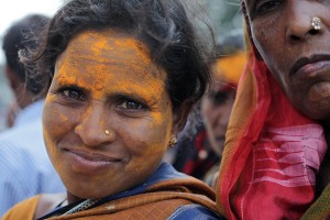 Gli occhi brillanti di Deepali, una delle centinaia di migliaia di pellegrine devote alla Dea Yallamma (durante i festeggiamenti del Renuka Yallamma Jatra che coincidono con l'avvento della prima luna piena dell'anno nuovo), testimoniano la profonda allegria, serenità, fede e accettazione del nuovo che sono alla base stessa di questa importante cerimonia religiosa. Dintorni del villaggio di Saundatti, regione del Karnataka, India 2015.