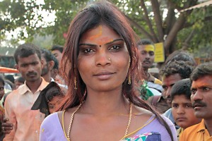 Primo piano di Gautami, un eunuco o transgender ("Hijra"): in passato gli Hijras erano considerati quasi una semidivinità e svolgevano il ruolo di stimati sacerdoti della Dea Yallamma (Dea della fertilità). Oggi transgender ed eunuchi sopravvivono cantando e ballando ai matrimoni o ad altre cerimonie assicurando con la loro benedizione un futuro prospero per la famiglia che li ha ospitati. Ma un numero sempre maggiore è costretta a chiedere l'elemosina o, ancor peggio, a prostituirsi. Dintorni del villaggio di Saundatti, regione del Karnataka, India 2015.