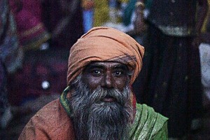 A sera inoltrata, nel vasto accampamento sorto ai piedi della collina Yallammagudda (sulla cui cima è stato eretto il Tempio Yallamma Devi dedicato alla Dea Yallamma), un Sadhu viene accolto ed ospitato da una famiglia Hindu di pellegrini. Per loro è un onore fornire ospitalità a questo sacro uomo che rispettano. I Sadhu possono essere paragonati agli sciamani delle tradizioni occidentali.