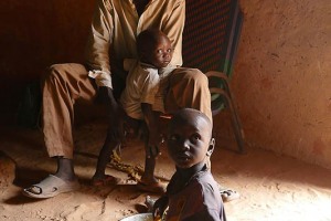 Scorcio all'interno di una capanna in fango nel villaggio Mouja, Niger 2019