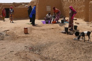 Donne Haoussa lavano indumenti nelle vicinanze di un pozzo d'acqua, Villaggio D'Aoudarass, Niger 2020