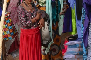 Bambina Haoussa accompagna la mamma a fare acquisti al mercato di Iferouane, Deserto del Ténéré, Regione dell'Air, Niger 2020