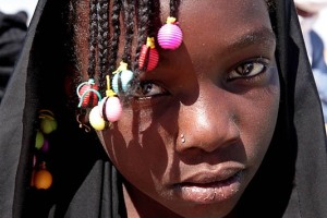 Giovane donna Haoussa con le tipiche treccine decorate da accessori colorati, Festival dell'Air, Iferouane, Deserto del Ténéré, Regione dell'Air, Niger 2020