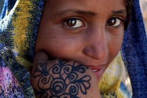 Sguardo lieve come la rugiada, bambina Haoussa mi osserva quasi stupita, Festival dell'Air, Iferouane, Deserto del Ténéré, Regione dell'Air, Niger 2020