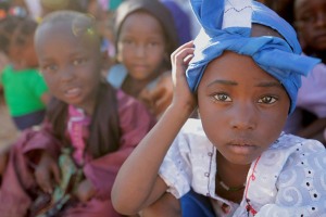 Sguardo che si apre al mondo, bambina Haoussa mi osserva e sembra parlarmi con l'anima, Festival dell'Air, Iferouane, Deserto del Ténéré, Regione dell'Air, Niger 2020