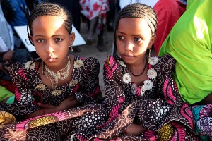 Sorelle gemelle Haoussa assistono allo spettacolo del Festival dell'Air, Iferouane, Deserto del Ténéré, Regione dell'Air, Niger 2020