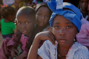 Sguardo che si apre al mondo, bambina Haoussa mi osserva e sembra parlarmi con l'anima, Festival dell'Air, Iferouane, Deserto del Ténéré, Regione dell'Air, Niger 2020