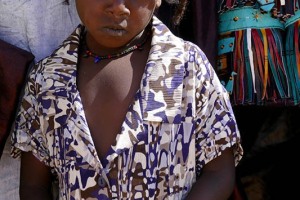 Bambina Haoussa con le tipiche treccine segue le danze durante il Festival dell'Air, Oasi di Iferouane, Deserto del Ténéré, Niger 2020