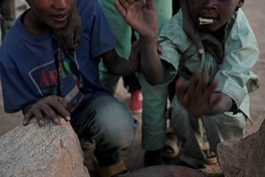 Al termine degli spettacoli, quando il sole è ormai del tutto tramontato, i bambini Tuareg corrono a suonare il tamburo, Festival dell'Air, Iferouane, Deserto del Ténéré, Regione dell'Air, Niger 2020