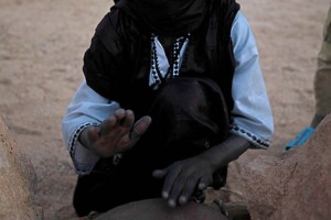 Al termine degli spettacoli, quando il sole è ormai del tutto tramontato, i bambini Tuareg, a turno,  corrono a suonare il tamburo, Festival dell'Air, Iferouane, Deserto del Ténéré, Regione dell'Air, Niger 2020