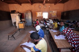 Scuola elementare ad Agadez, all'interno della struttura creata dall'Associazione Point d'Appui (Associazione per bambini in difficoltà). Il maestro conduce la lezione ai suoi studenti che appaiono concentrati ed interessati agli argomenti trattati. Niger 2020